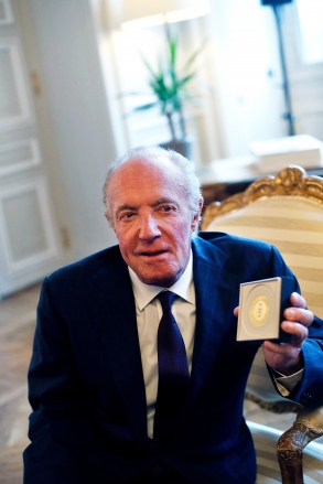 U.S actor James Caan poses after being awarded with the Vermeil Paris medal, at the Paris city Hall, in Paris James Caan, Paris, France - 06 Dec 2018