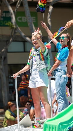 West Hollywood, CA  - JoJo Siwa and girlfriend Kylie Prew rock the Pride Parade in West Hollywood.  Pictured: JoJo Siwa  BACKGRID USA 5 JUNE 2022   BYLINE MUST READ: affinitypicture / BACKGRID  USA: +1 310 798 9111 / usasales@backgrid.com  UK: +44 208 344 2007 / uksales@backgrid.com  *UK Clients - Pictures Containing Children Please Pixelate Face Prior To Publication*