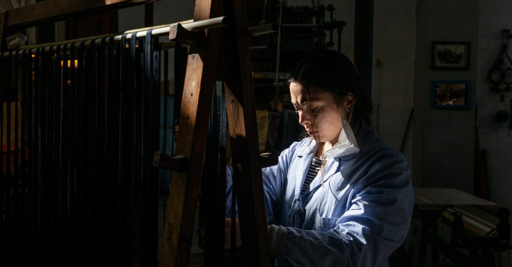 A Glimpse Inside a Florentine Silk-Weaving Workshop A Glimpse Inside a Florentine Silk-Weaving Workshop