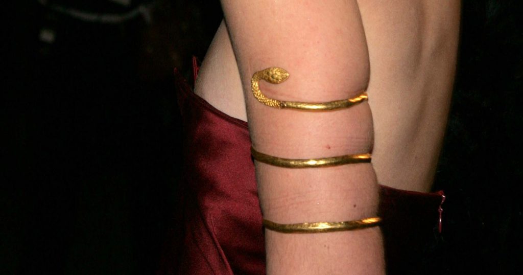Arms Cuffs Are Back, Here’s Why You Should Give This Y2K Trend Another Chance Arms Cuffs Are Back, Here’s Why You Should Give This Y2K Trend Another Chance