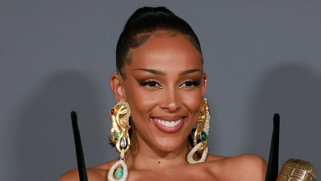 Doja Cat Is Out Here Keeping the Money-Piece Hair Trend Alive Doja Cat Is Out Here Keeping the Money-Piece Hair Trend Alive