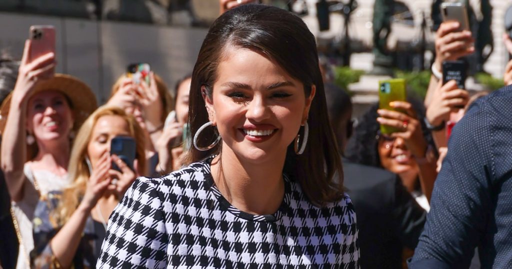 Selena Gomez Twirls Into Paris Fashion Week in a ’60s-Inspired Flared Skirt Selena Gomez Twirls Into Paris Fashion Week in a ’60s-Inspired Flared Skirt