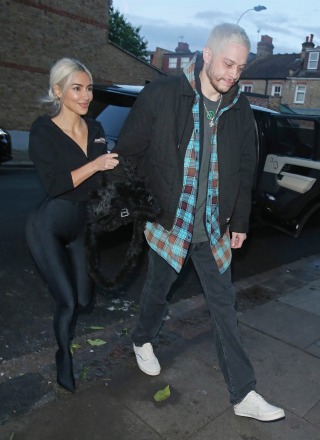 London, UNITED KINGDOM - Kim Kardashian and comedian boyfriend Pete Davidson look smitten as they cozy up together for a day out in London.Pictured: Kim Kardashian, Pete DavidsonBACKGRID USA 29 MAY 2022 BYLINE MUST READ: Click News and Media / BACKGRIDUSA: +1 310 798 9111 / usasales@backgrid.comUK: +44 208 344 2007 / uksales@backgrid.comUK Clients - Pictures Containing ChildrenPlease Pixelate Face Prior To Publication