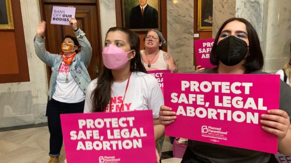 Kentucky Supreme Court declines to block abortion ban Kentucky Supreme Court declines to block abortion ban
