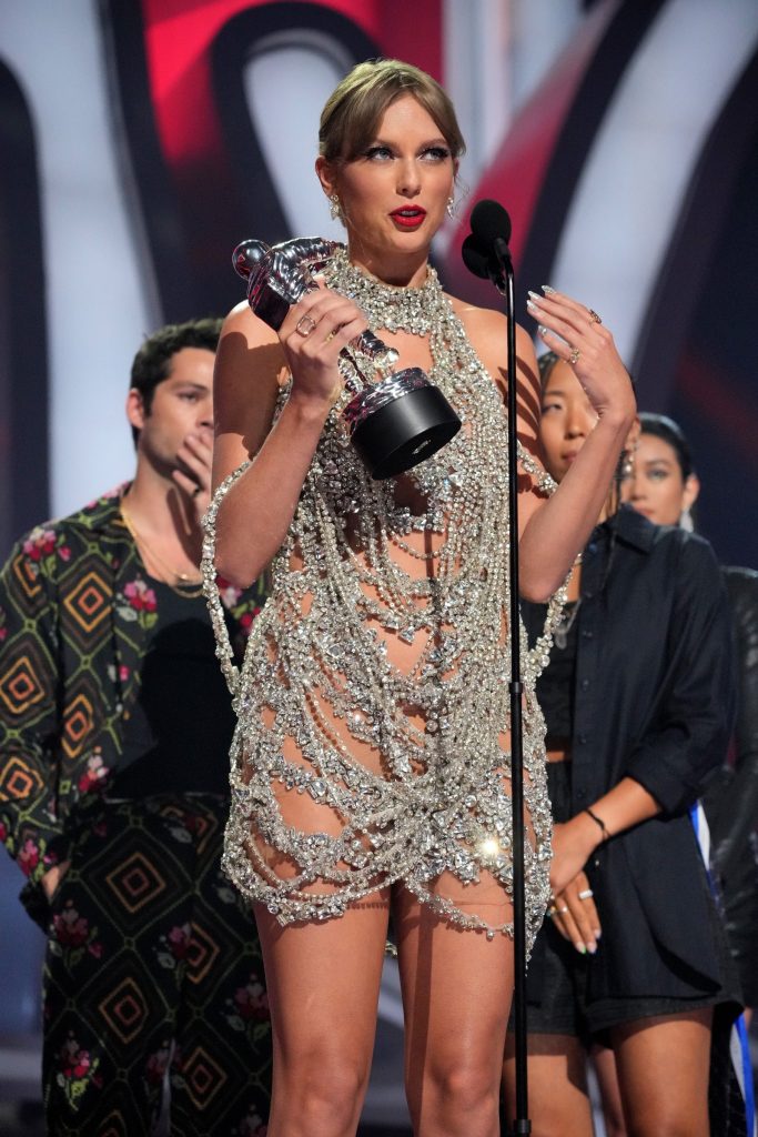 Naturally, Taylor Swift’s 2022 VMAs Look Was Full of Hidden Easter Eggs Naturally, Taylor Swift’s 2022 VMAs Look Was Full of Hidden Easter Eggs
