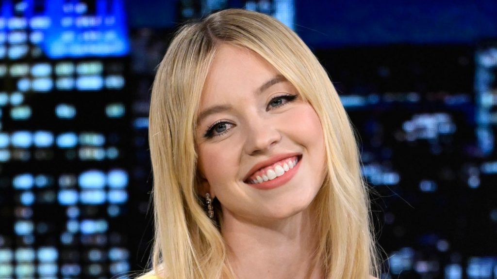 Sydney Sweeney Chopped Her Hair Into a Lob and Said Goodbye to the Middle Part Sydney Sweeney Chopped Her Hair Into a Lob and Said Goodbye to the Middle Part
