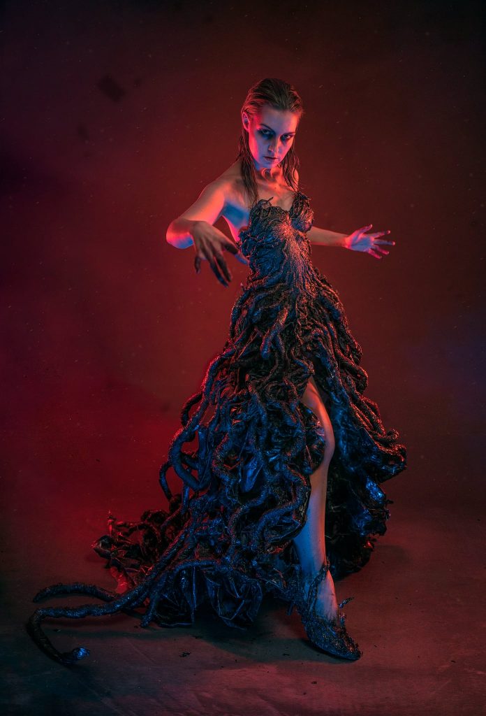 This Cosplayer Created an Upside Down Dress Inspired by “Stranger Things” This Cosplayer Created an Upside Down Dress Inspired by “Stranger Things”