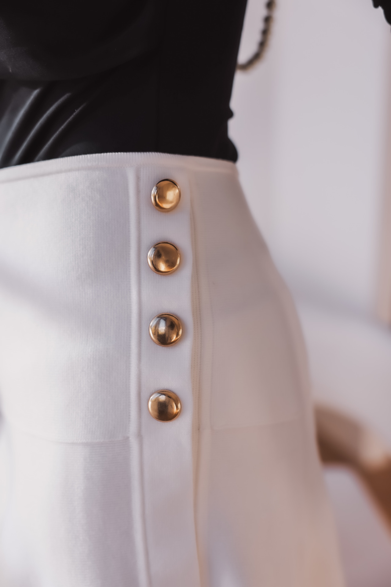 simple halloween costume, easy halloween costume, Grace Kelly Halloween costume, last-minute Halloween costume, elegant Halloween costume, sophisticated Halloween costume, stylish Halloween costume, classy Halloween costume, simple halloween costume for women, women over 40 halloween costume, best Halloween costumes, Halloween costume 2022, erin busbee, busbee style, fashion over 40, telluride, Colorado, Phillip Lim white midi skirt, DKNY black bodysuit, jimmy choo romy pumps, Kenneth jay lane pearl necklace, caroline amato white silk gloves