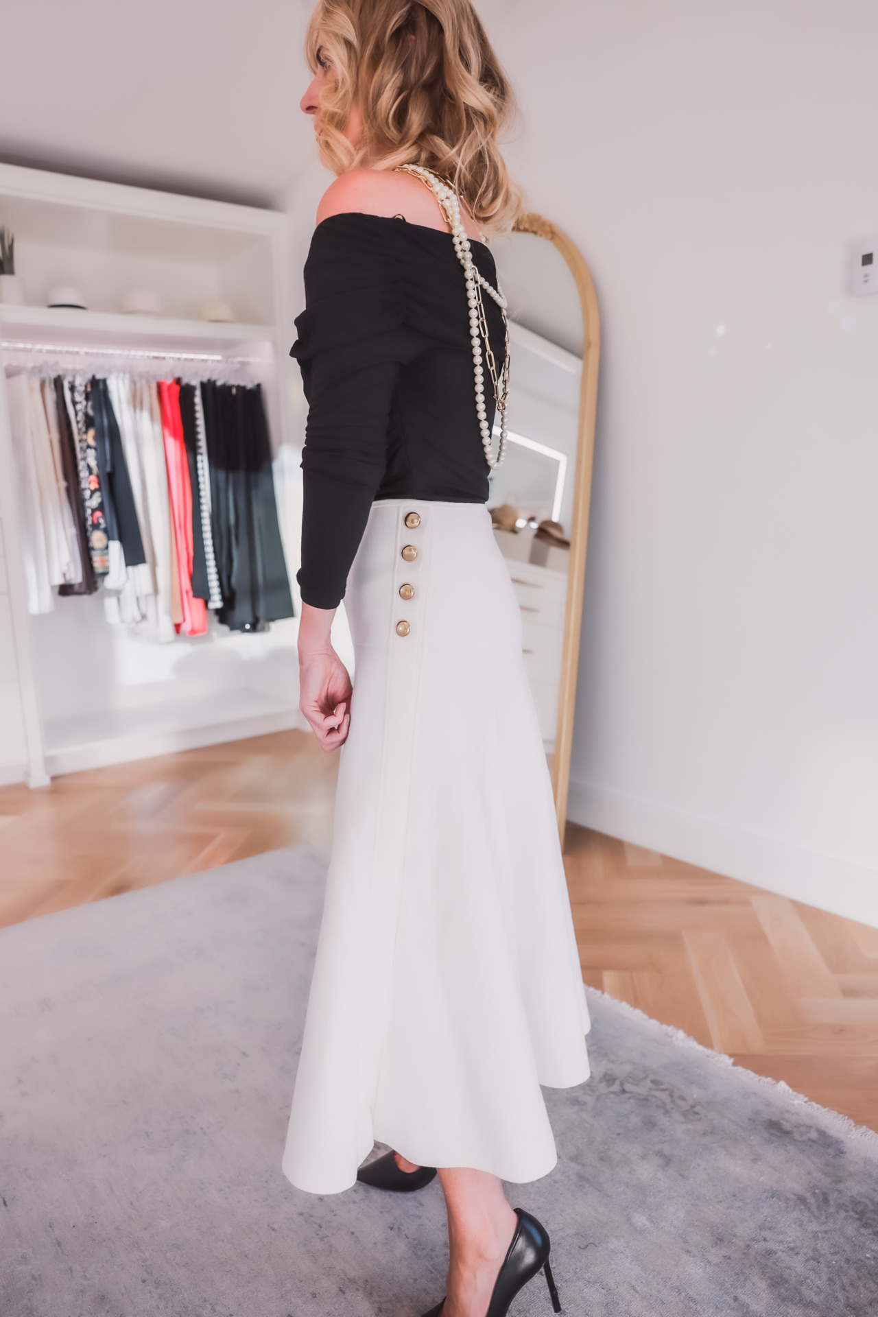 simple halloween costume, easy halloween costume, Grace Kelly Halloween costume, last-minute Halloween costume, elegant Halloween costume, sophisticated Halloween costume, stylish Halloween costume, classy Halloween costume, simple halloween costume for women, women over 40 halloween costume, best Halloween costumes, Halloween costume 2022, erin busbee, busbee style, fashion over 40, telluride, Colorado, Phillip Lim white midi skirt, DKNY black bodysuit, jimmy choo romy pumps, Kenneth jay lane pearl necklace, caroline amato white silk gloves